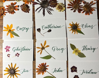 placecards with pressed flower adornment