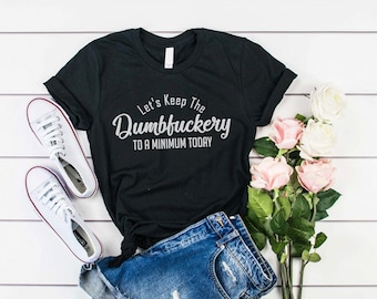 Gardons le Dumbfuckery... T-shirt léger imprimé drôle - T-shirt unisexe graphique, sweat à capuche, chemise à col en V, hauts beiges et sweat-shirt ras du cou