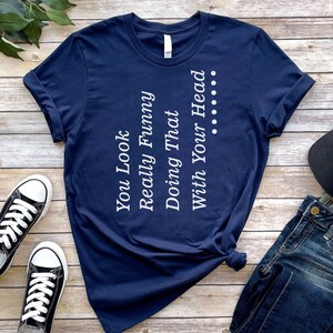 Você parece muito engraçado... Camiseta estampada engraçada, leve, gráfica personalizada, unissex, moletom com capuz, camisa com decote em V, tops bege e moletom