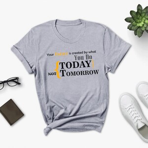Seu futuro é criado por... Camiseta estampada engraçada, leve, gráfica personalizada, unissex, moletom com capuz, camisa com decote em V, tops bege e moletom