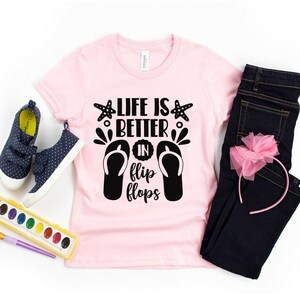 Life Is Better In Flip Flops Bedrucktes T-Shirt - Stilvolles waschbares grafisches Casual T-Shirt - Rundhals-Sommer-T-Shirts - Bequeme Baumwoll-T-Shirts