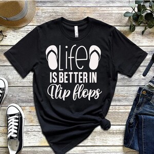 Life Is Better In Flip Flops Bedrucktes T-Shirt - Stilvolles waschbares grafisches Casual T-Shirt - Rundhals-Sommer-T-Shirts - Bequeme Baumwoll-T-Shirts