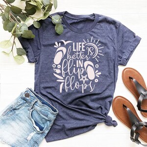 Life Is Better In Flip Flops Bedrucktes T-Shirt - Stilvolles waschbares grafisches Casual T-Shirt - Rundhals-Sommer-T-Shirts - Bequeme Baumwoll-T-Shirts