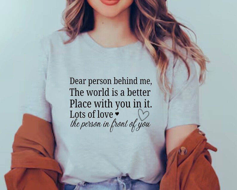 K&ouml;nnte beinhalten: Ein wei&szlig;es T-Shirt mit der Aufschrift "Liebe Person hinter mir, Die Welt ist ein besserer Ort mit dir darin. Viel Liebe ❤ die Person vor dir".