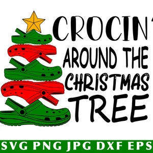 Puede incluir: Un diseño navideño con una pila de zapatos Crocs verdes y rojos con forma de árbol de Navidad con el texto "Crocin' Around The Christmas Tree".