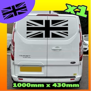 以下が含まれることがあります： 白いバンの後部ドアに大きな黒いユニオンジャックの旗のステッカーが付いています。ステッカーのサイズは1000mm x 430mmです。小さなユニオンジャックが左上にあります。「x1」という文字が右上隅にあります。