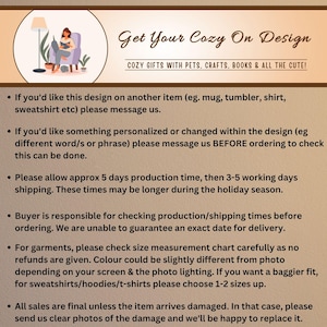Op de afbeelding: De afbeelding toont de tekst "Get Your Cozy On Design" met de slogan "COZY GIFTS WITH PETS, CRAFTS, BOOKS & ALL THE CUTE!". Extra tekst geeft informatie over aangepaste bestellingen, productietijden en retouren. Een afbeelding van een lezende persoon is ook inbegrepen.