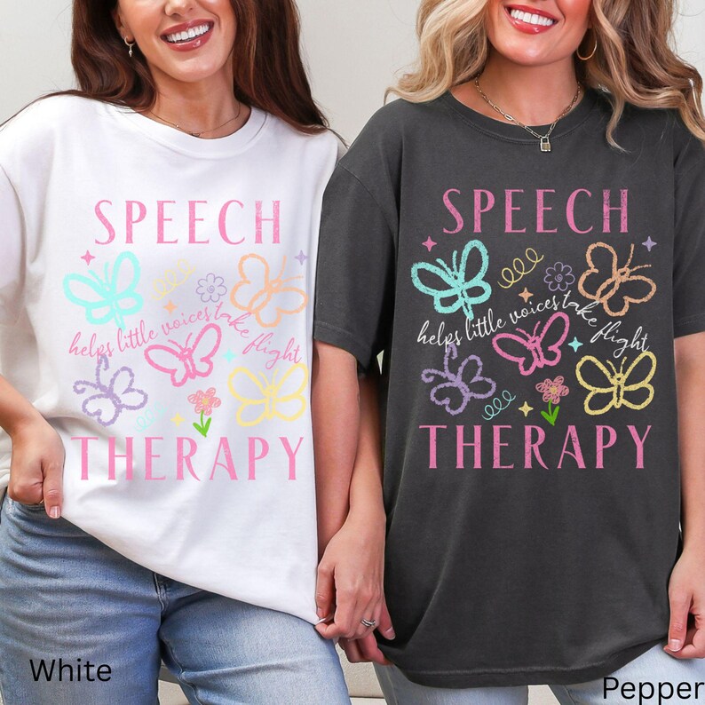Puede incluir: Dos camisetas, una blanca y otra gris, con las palabras "SPEECH THERAPY" en rosa. El dise&ntilde;o incluye mariposas coloridas y la frase "helps little voices take flight."