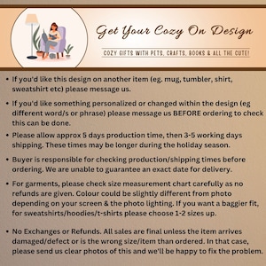 Op de afbeelding: Tekst op een witte achtergrond met een zwarte rand. De tekst luidt "Get Your Cozy On Design" en "Cozy Gifts with Pets, Crafts, Books & All the Cute!" De tekst onder de titel bevat informatie over het bestellen van aangepaste ontwerpen en productietijden.