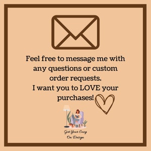 Op de afbeelding: Een afbeelding met een bruin envelopicoon en tekst die luidt: "Neem gerust contact met me op voor vragen of aangepaste bestelverzoeken. Ik wil dat je van je aankopen houdt!" De afbeelding bevat ook een cartoonillustratie van een persoon die op een stoel zit en een boek leest, een lamp en een plant. De tekst "Get Your Cozy On Design" staat onderaan de afbeelding.