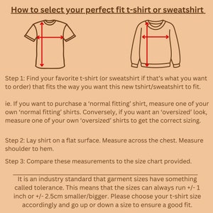 Op de afbeelding: Diagram met instructies voor het meten van een T-shirt of trui voor een perfecte pasvorm. Het diagram toont een T-shirt en een trui met rode lijnen die aangeven waar je de borstbreedte en de schouder tot zoom moet meten. De tekst legt uit dat kledingmaten kunnen vari&euml;ren met +/- 1 inch of +/- 2,5 cm.