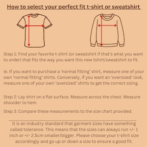 Op de afbeelding: Diagram met uitleg over het meten van een t-shirt en sweatshirt voor de perfecte pasvorm. De tekst luidt: "Hoe u uw perfect passende t-shirt of sweatshirt selecteert." Instructies omvatten het meten over de borst en van schouder tot zoom.