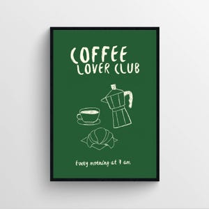 Puede incluir: Un póster verde con texto blanco que dice "Coffee Lover Club" y un dibujo de una cafetera, una taza de café y un croissant. El texto en la parte inferior dice "Every morning at 7 am."