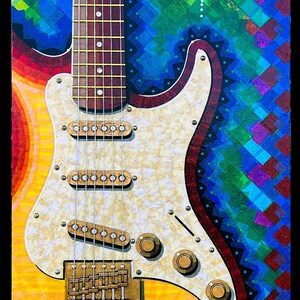 Puede incluir: Una obra de arte vibrante que representa una guitarra el&eacute;ctrica con cuerpo sunburst, golpeador nacarado y tres pastillas de bobina simple. El fondo presenta un patr&oacute;n de mosaico geom&eacute;trico colorido con acentos de estrellas. El texto CONNER GUITART es visible.