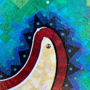 Puede incluir: Una obra de arte de t&eacute;cnica mixta que presenta una forma curva central de color crema bordeada por una banda roja oscura y un contorno negro dentado. El fondo consiste en cuadrados geom&eacute;tricos verdes y azules superpuestos con peque&ntilde;os acentos circulares blancos y azules.