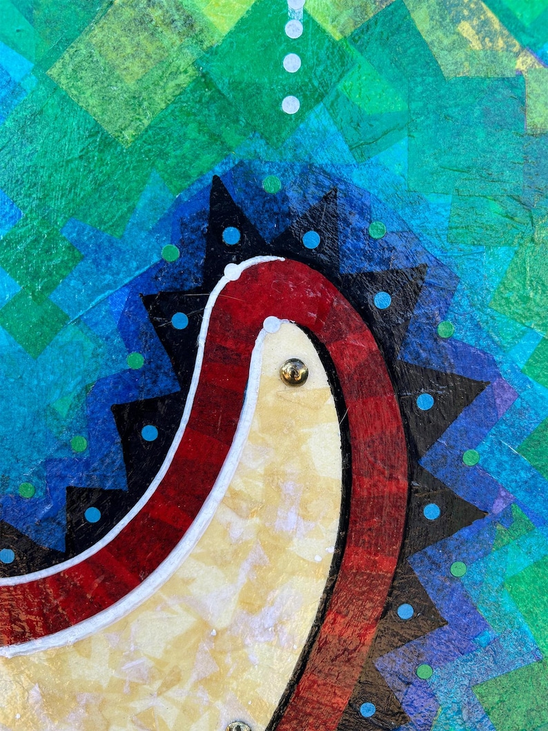 Puede incluir: Una obra de arte de t&eacute;cnica mixta que presenta una forma curva central de color crema bordeada por una banda roja oscura y un contorno negro dentado. El fondo consiste en cuadrados geom&eacute;tricos verdes y azules superpuestos con peque&ntilde;os acentos circulares blancos y azules.