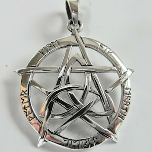 Può includere: Ciondolo in argento con una stella a cinque punte con un designo a nodo celtico e l'iscrizione "WYRD" attorno al perimetro.
