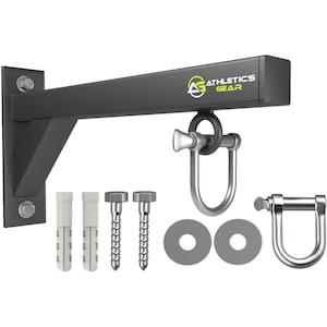 Puede incluir: Un soporte de pared de metal negro con un gancho plateado y dos anillos plateados. El soporte está etiquetado como "Athletics Gear". Viene con dos tacos de plástico blanco, dos tornillos plateados y dos arandelas plateadas.