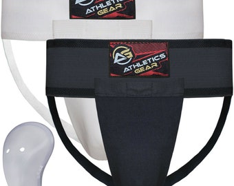 Op de afbeelding: Twee sport-supporters met een wit en zwart ontwerp. De supporters hebben een witte elastische tailleband met de tekst "Athletics Gear" in rood en zwart. De supporters hebben een zwarte cup-zak en een witte elastische band die om de benen gaat. De set bevat ook een transparante plastic cup.