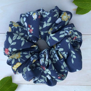 Scrunchie floreale, Scrunchie con fiori, Scrunchy floreale, scrunchie, scrunchy per capelli, regalo per lei, accessorio per capelli, scrunchie oversize XXL