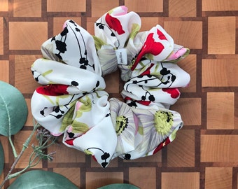 Floral scrunchie, floral scrunchie, Poppy Flower, handmade, scrunchies, scrunchy, hair tie, hair scrunchy, XXL oversized scrunchie