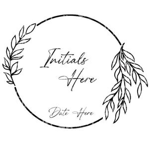 Puede incluir: Un diseño circular en blanco y negro con las palabras "Initials Here" y "Date Here". El círculo está adornado con ilustraciones de hojas a ambos lados, creando un marco decorativo.