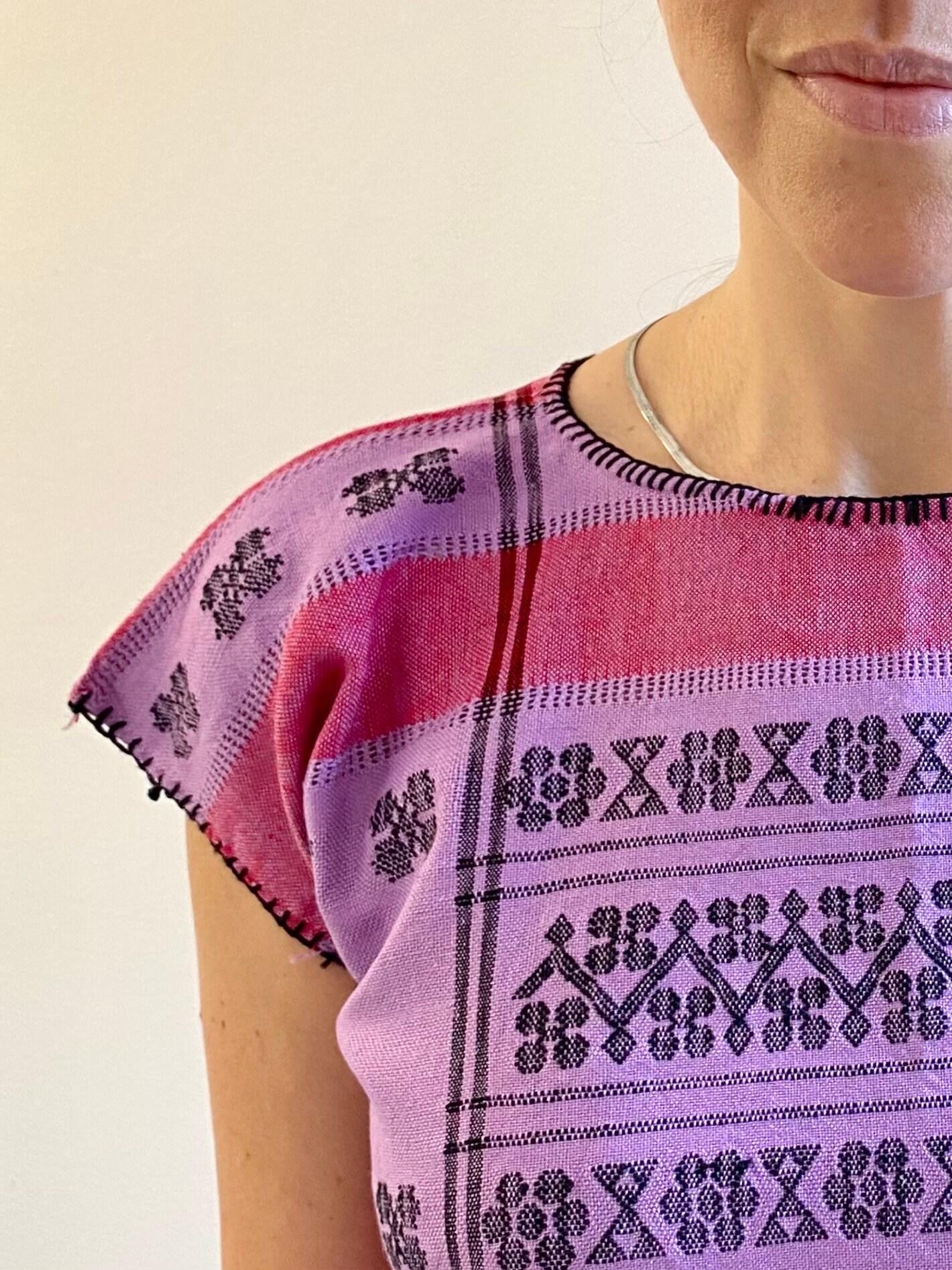Lila und rote Bluse von San Pedro Amuzgos – Größe M – hergestellt in Oaxaca – handgewebt auf einem Backstrap-Webstuhl