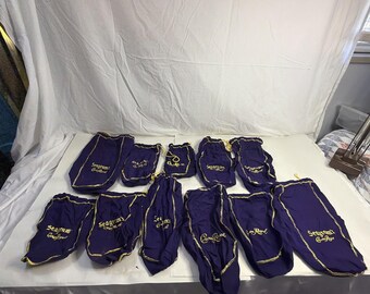 Veel van 11 Crown Royale-tassen met trekkoord paars verschillende maten