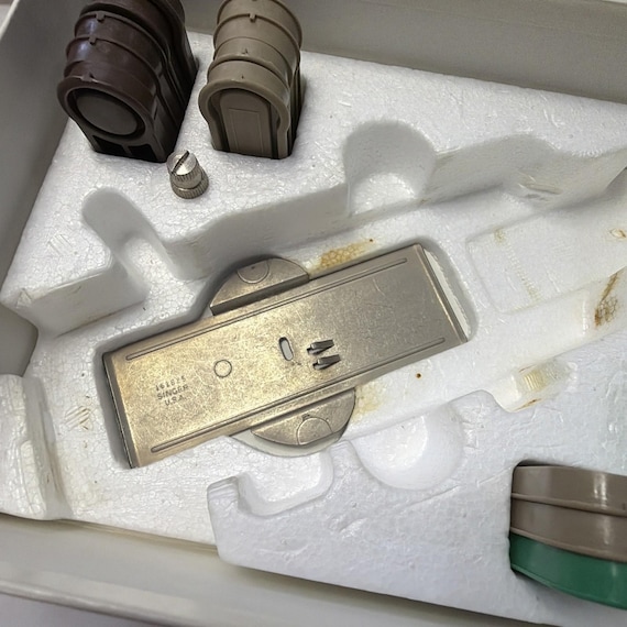 Vintage Singer Automatic Buttonholing With Touch … - image 6