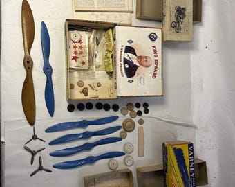 Gran lote de piezas RC: hélice de madera, ruedas, instrucciones y extras