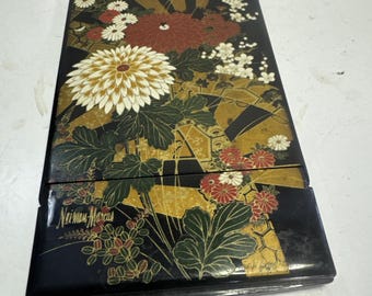 Espejo compacto vintage Naiman Marcus con diseño de crisantemo, fabricado en Japón.
