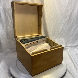 NOVEDAD VINTAGE WAYNE - Caja de fichas con índice de recetas de madera de 1970
