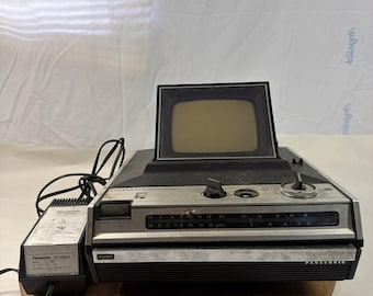 TV portátil vintage Panasonic TR-425R com flip transistor.