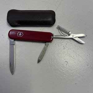 Schweizer Taschenmesser Victorinox 58 mm Classic SD Red mit Koffer
