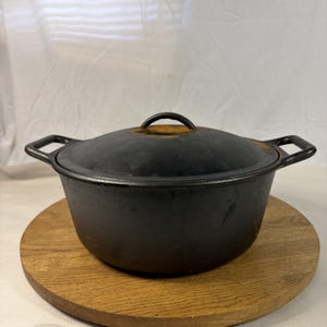 Vintage Lodge P12D Cast Iron Dutch Oven Kitchen Chef Cook Heavy Duty