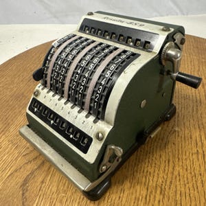Calculadora mecânica Resulta BS 9 vintage da década de 1950, fabricada na Alemanha Ocidental.
