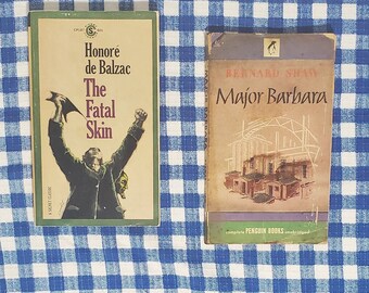 Dos libros antiguos de bolsillo "Major Barbara" y "Fatal Skin"