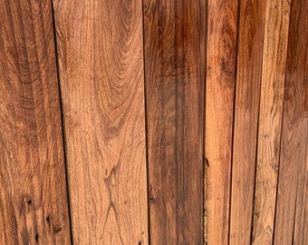 Könnte beinhalten: Nahaufnahme von vier Holzbrettern in einem satten Braun mit natürlicher Holzmaserung. Die Bretter haben eine glatte, polierte Oberfläche.