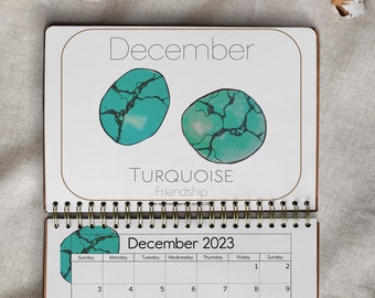 Puede incluir: Un calendario turquesa para diciembre de 2023 con la palabra "Diciembre" y la frase "TURQUOISE Friendship" en la parte superior. El calendario presenta dos piedras turquesa.