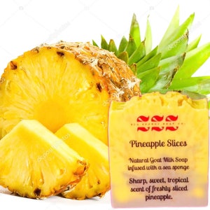 Puede incluir: Una pastilla de jabón natural de leche de cabra con un diseño de piña. El jabón está infundido con una esponja de mar y tiene un aroma fresco, dulce y tropical a piña recién cortada.