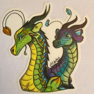 Peut inclure: Un autocollant d&eacute;coup&eacute; repr&eacute;sentant deux t&ecirc;tes de dragon stylis&eacute;es. Le dragon de gauche est vert citron avec des accents jaunes et une antenne &agrave; bout en forme de feuille. Celui de droite est bleu fonc&eacute; et violet avec des &eacute;cailles bleu sarcelle.