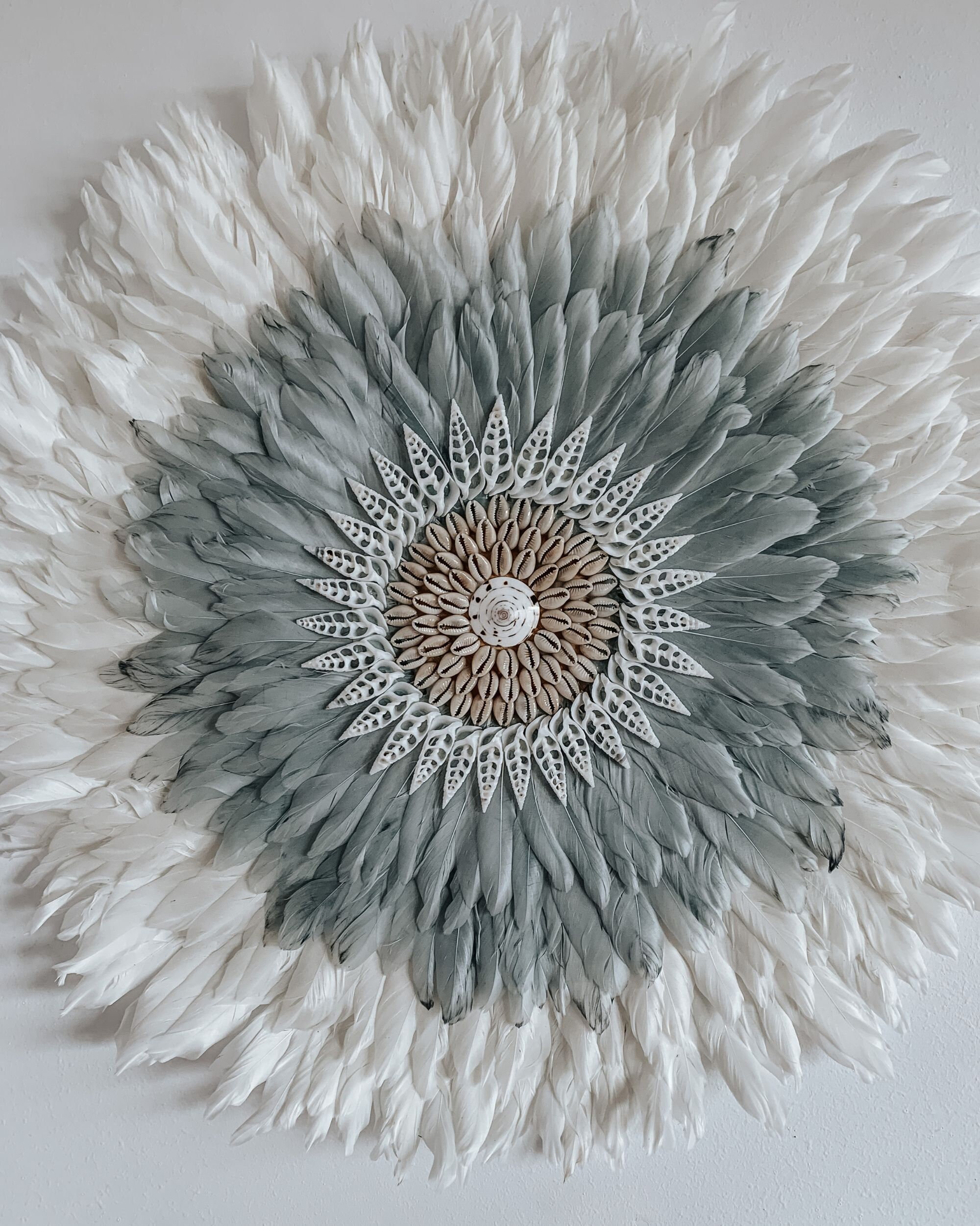 Lestarie Muschel-Feder Wanddekoration 40 Cm — Boho Juju Hat, Handgefertigt In Bali, Weiß/Beige