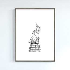 Könnte beinhalten: Eine Schwarzweiß-Zeichnung einer Stapel Bücher mit einer Pflanze, die aus dem obersten Buch wächst. Die Pflanze hat Blätter und einen Stiel.