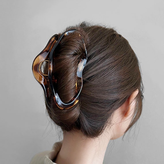 21 Gorgeous Claw Clip Hairstyles And Haircuts | Fabbon