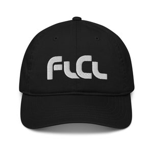 Puede incluir: Gorra de béisbol negra con las letras blancas bordadas "FLCL" en la parte delantera. La gorra tiene una visera curva y una corona estructurada. El texto está en una fuente audaz y estilizada. La gorra está hecha de un material suave.