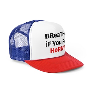 Può includere: Un cappello da camionista bianco con una rete blu sul retro e un bordo rosso. Il cappello ha la scritta "Breathe if You're Horny" stampata in nero sul davanti.