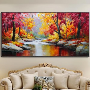 Può includere: Un dipinto di paesaggio incorniciato raffigura una vivace scena autunnale. L'opera d'arte mostra un fiume che scorre attraverso una foresta con alberi nei toni del rosso, arancione e giallo. L'acqua riflette il fogliame colorato.