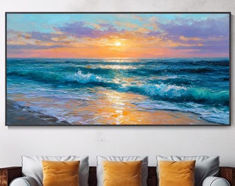 Könnte beinhalten: Ein gerahmter Leinwanddruck einer Meereslandschaft. Das Kunstwerk zeigt einen lebendigen Sonnenuntergang über dem Ozean, mit Farbtönen von Orange, Blau und Lila. Wellen brechen am Ufer und reflektieren das warme Licht der untergehenden Sonne.