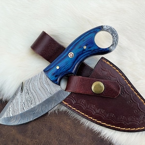 Gut Hook Skinnermesser aus Damaststahl: Griff aus Gebrannter Knochen, Lederscheide Weihnachtsgeschenk