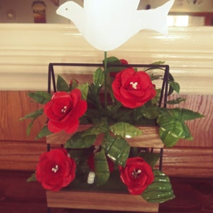 mini  bar rectangular para cafe de 2 niveles de madera y metal con un hermoso arreglo floral  de papel y hojas de plastico